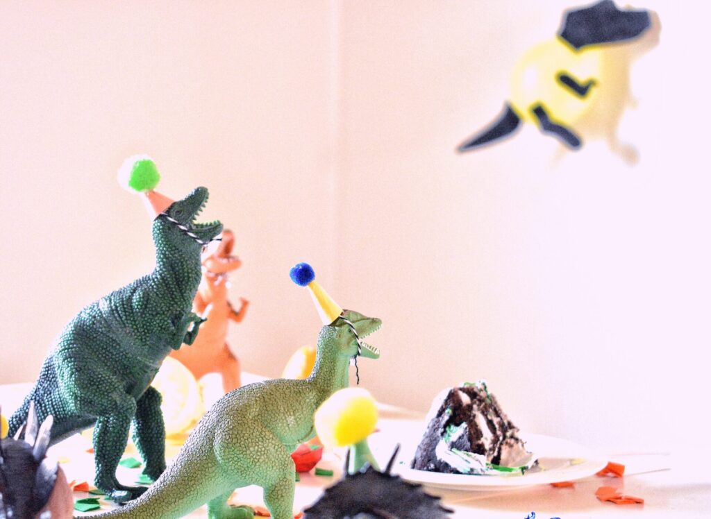恐竜のおもちゃたちのパーティー