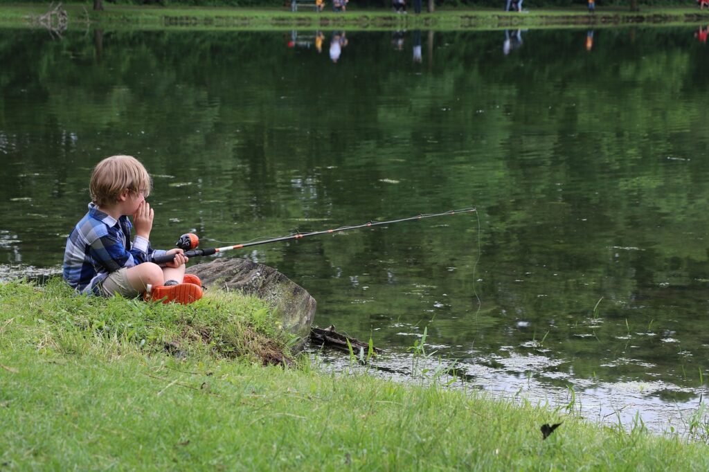 自然体験池で釣りを楽しむ男の子