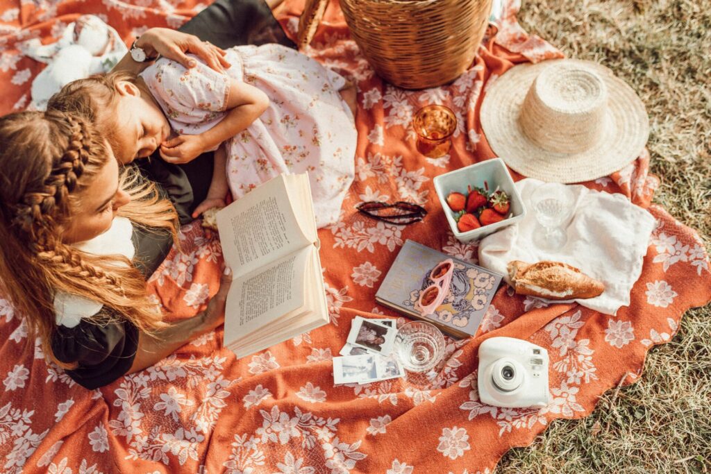 ピクニックっをしながら本を読む親子、母と娘、ママ、かわいい